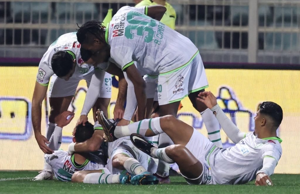 3 جزائريين يؤزمون وضعية الرجاء الرياضي في الفيفا