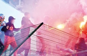 لجنة الأخلاقيات تتجه لتوقيف جمهور الوداد إلى نهاية الموسم