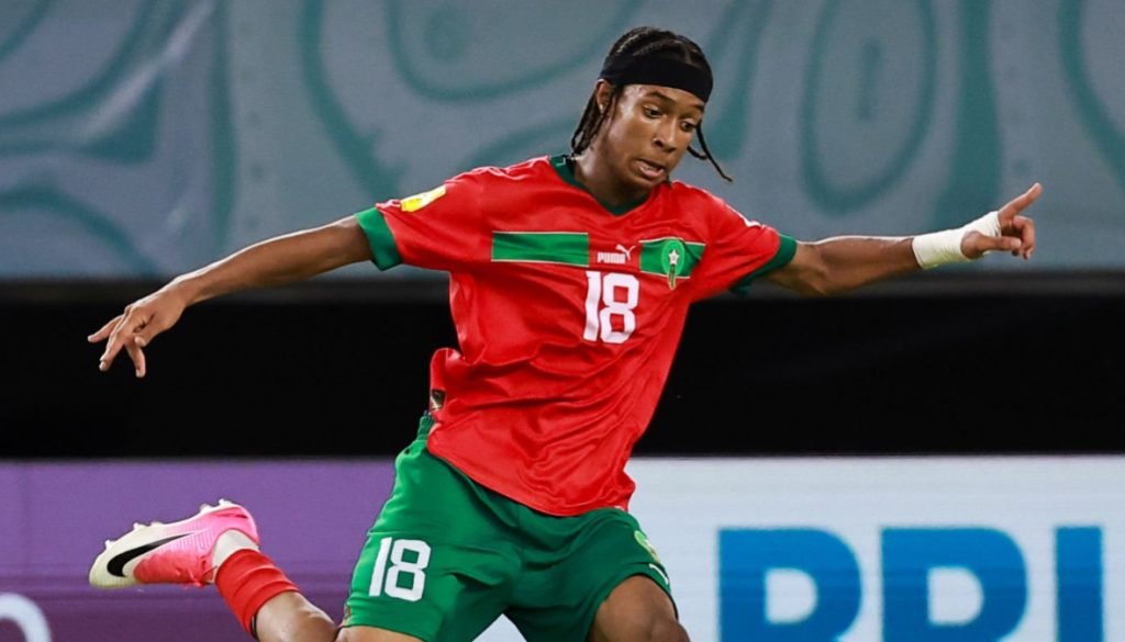 نادي برشلونة يطارد نجم المنتخب المغربي