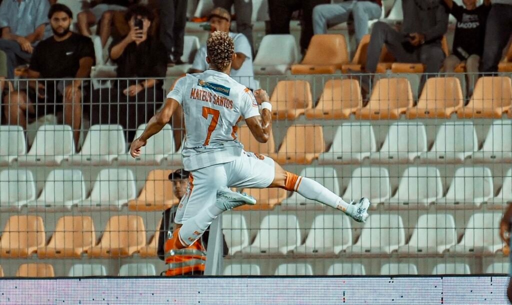 نهضة بركان يقسو على دادجي بخماسية ويتأهل لدور المجموعات