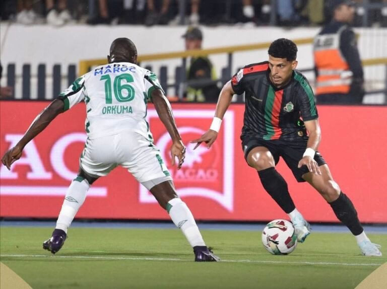 الحيش الملكي يحتج على التحكيم خلال مباراة الرجاء