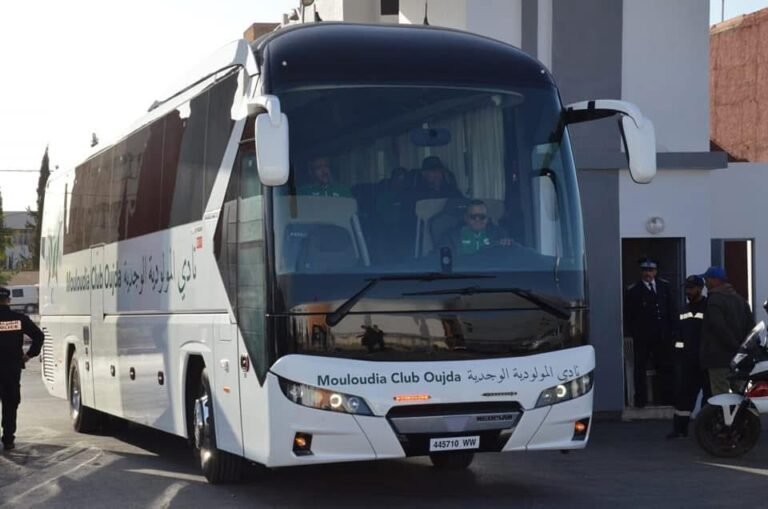 مجهول يسكب “دوليون” بحافلة مولودية وجدة ويتسبب في إتلاف المحرك