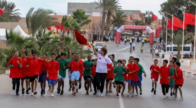 سباق التناوب الرمزي المسيرة الخضراء: البطلة نزهة بدوان تحمل العلم الوطني في المرحلة 11 بين طانطان وطرفاية