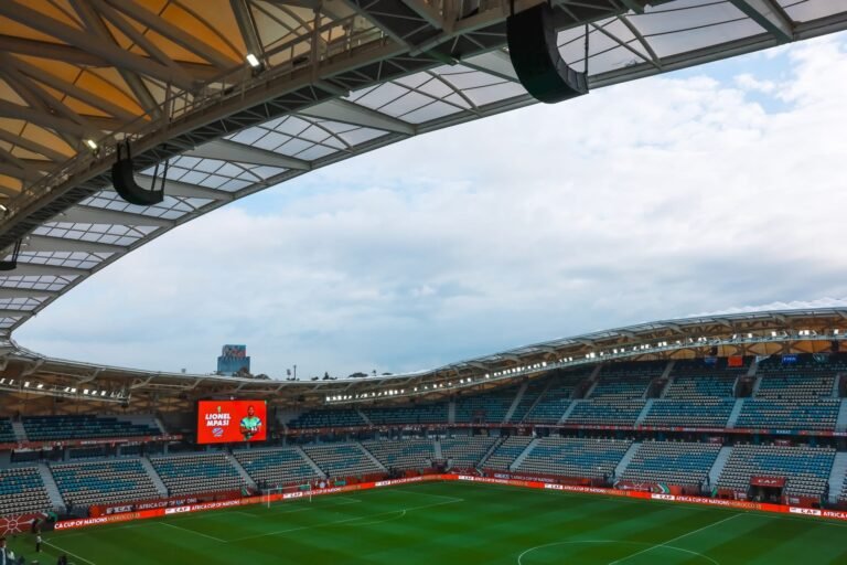 غضب الجماهير يفرض على اللجان المنظمة إعادة لقاء تواركة والرجاء إلى البريد