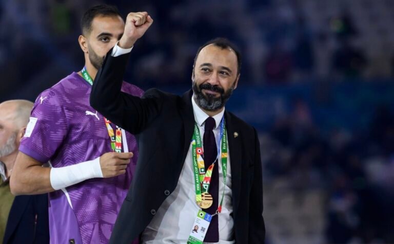 السكتيوي ينهي ارتباطه بالجامعة ويدرس عروضا أجنبية