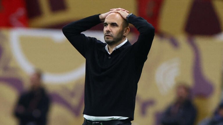 الجامعة تتشبث بوليد الركراكي وتطلب منه الإعداد لوديتي شهر مارس