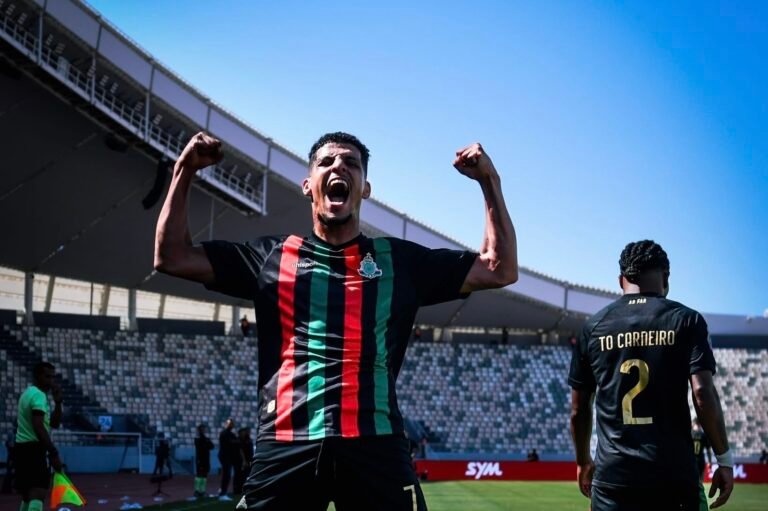 الجيش الملكي يكرر فوزه على الوداد ويعود إلى الصدارة