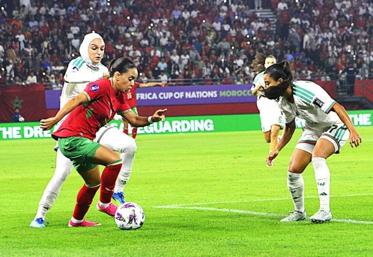 المنتخب الوطني يهزم الجزائر ويتأهل للدور ربع النهائي