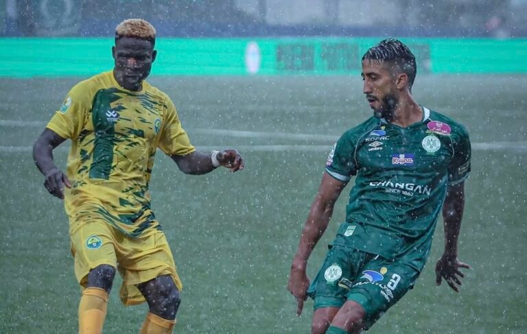 الكاف يوقف لاعب الرجاء الرياضي لمباراتين نافذتين